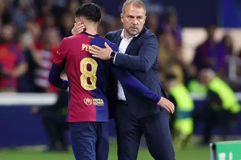 فليك يفتح الباب أمام مشاركة بيدري في مباراة برشلونة ضد ألافيس